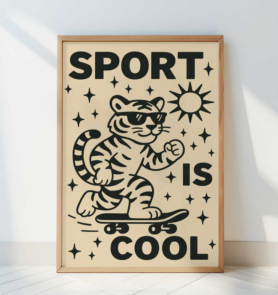 Barnrumstavla med tigern på skateboard och texten "SPORT IS COOL", inramad i ekram och lutad mot en vit vägg på ett ljust trägolv.