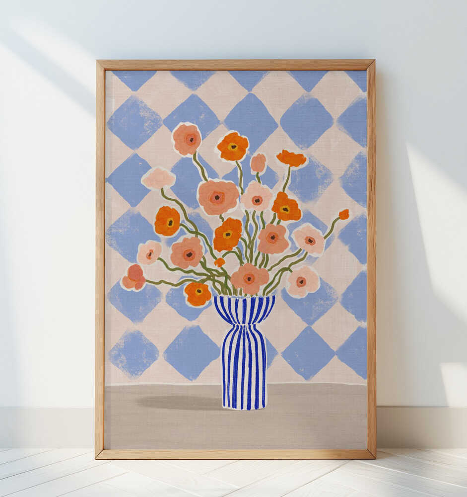 Inramad väggkonst med blomsterbukett och rutmönster hänger ovanför en byrå och tillför rummet en mjuk, konstnärlig känsla som gör helheten mer levande och personlig.