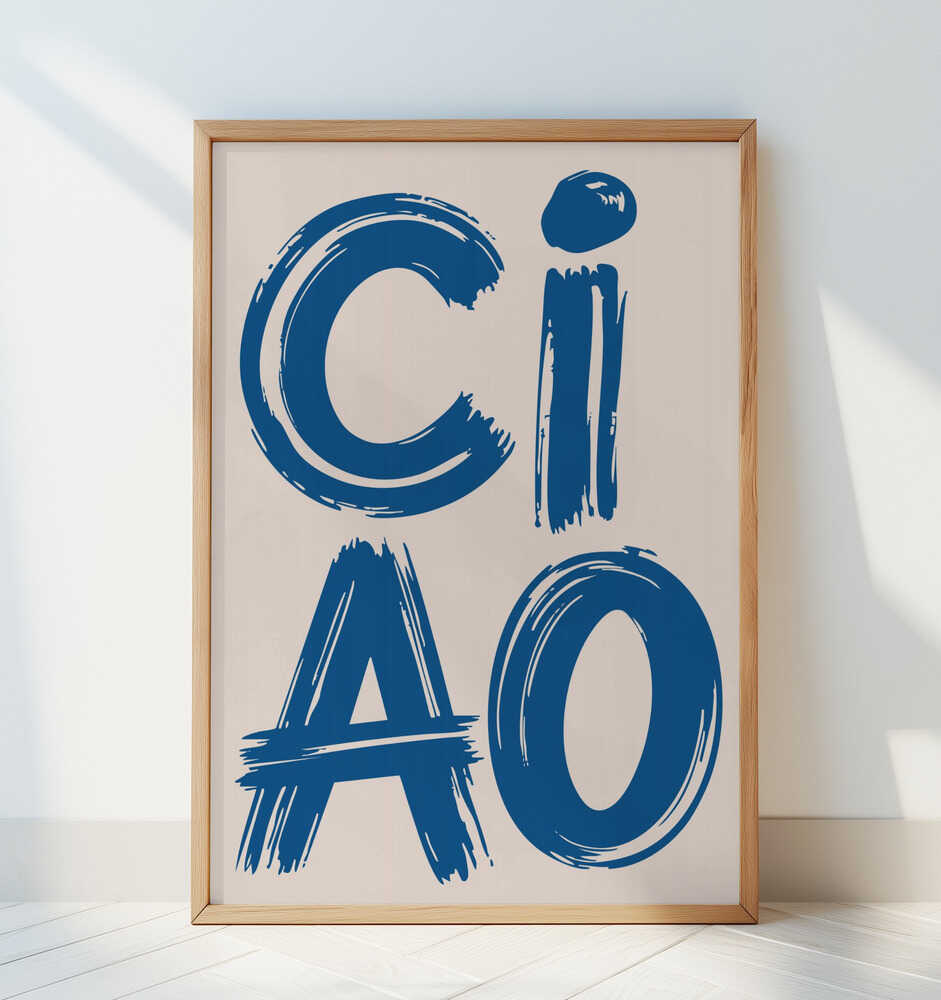 Barntavla med texten "CIAO", lutad mot en vit vägg i ett ljust, minimalistiskt rum. Den blå färgen skapar en härlig kontrast mot den neutrala bakgrunden.