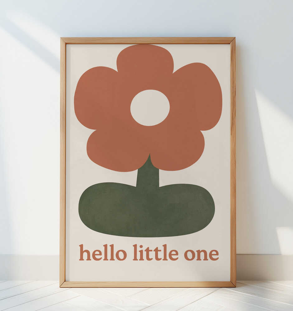 Barntavla med blomillustration och texten "HELLO LITTLE ONE" lutad mot en ljus vägg med fokus på motivet.