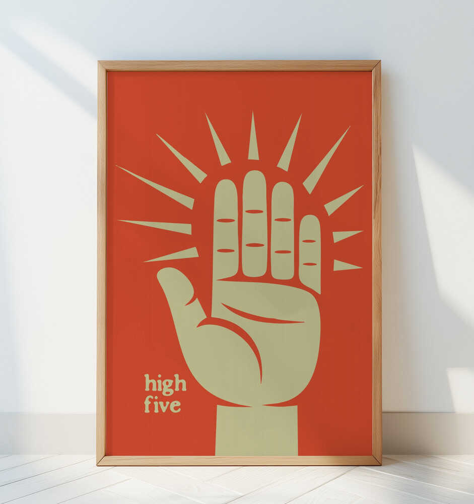 "High five" barnrumstavla i ekram stående mot en ljus vägg med mjukt solljus. Den varma färgskalan i orange och beige skapar en glad och inspirerande känsla – perfekt som barntavla i modern inredning.