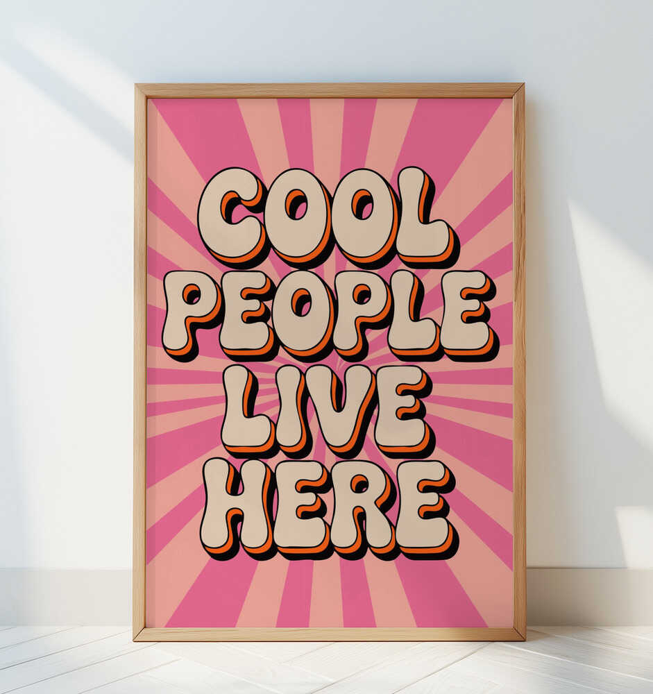 Barntavla med texten "Cool people live here" i ekram stående mot en ljus vägg i solljus. Den färgstarka designen med retroinspirerade former och varma toner tillför liv och glädje till rummet.