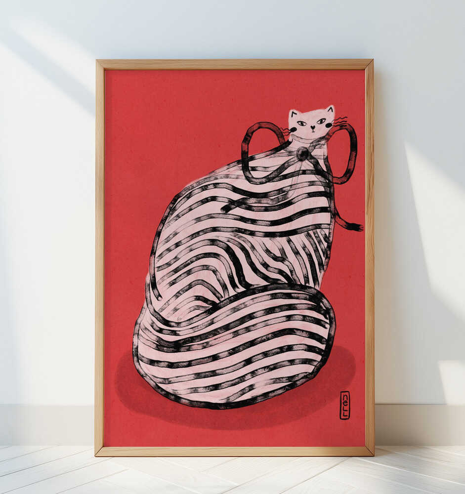Barntavla med kattillustration lutad mot vit vägg i en lugn och balanserad miljö.