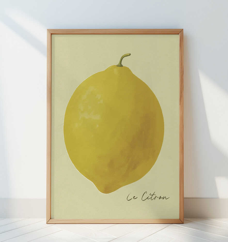 Barntavla med motiv av gul citron och texten "Le Citron", lutad mot en vit vägg i ett ljust skandinaviskt rum. Den minimalistiska inredningen låter motivet stå i fokus.