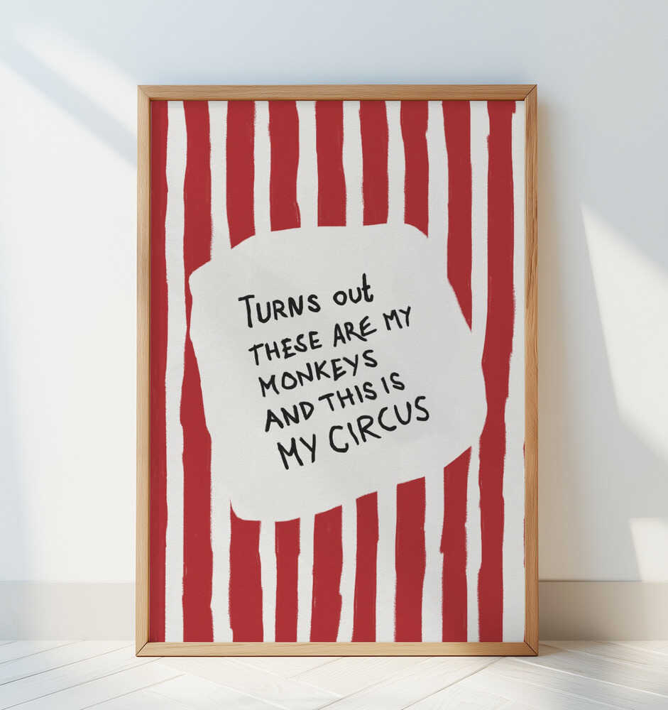 "Turns out these are my monkeys and this is my circus" barntavla lutad mot en vit vägg i ett ljust rum. Den grafiska designen blir en glad kontrast i den neutrala miljön.