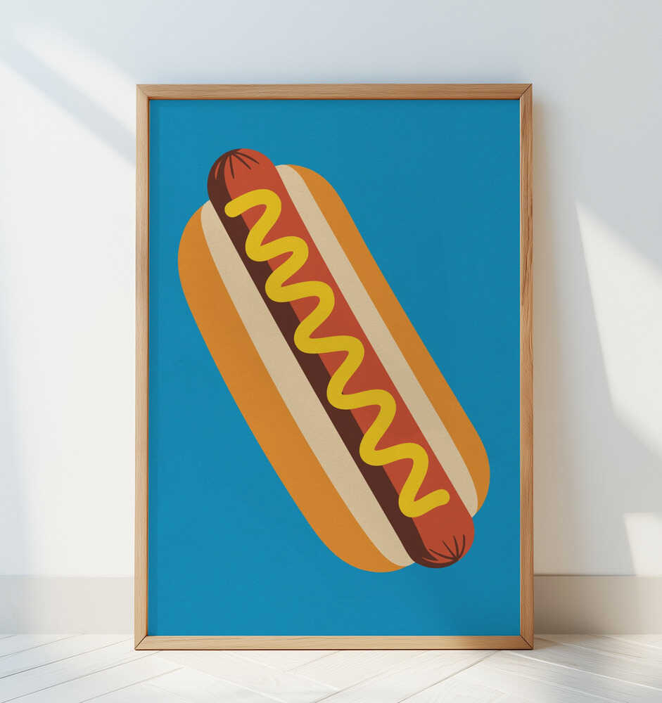 Inramad barnrumstavla med hotdog-illustration mot blå bakgrund, lutad mot vit vägg. En modern och lekfull accent.