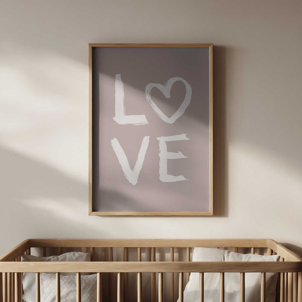 Barntavla med LOVE-illustration och beige bakgrund placerad ovanför spjälsängen och skapar en trygg och varm atmosfär i barnrummet.