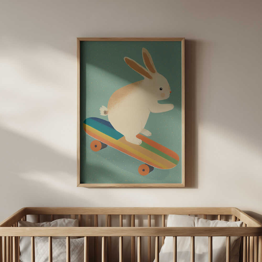 Inramad barntavla med mjuk illustration av en kanin på skateboard placerad ovanför spjälsängen, som skapar en trygg och fantasifull stämning.