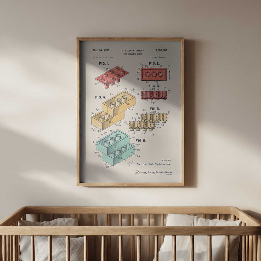 Miljöbild av inramad barntavla med teknisk byggklossritning placerad ovanför spjälsängen. Skapar en kreativ och trygg atmosfär.