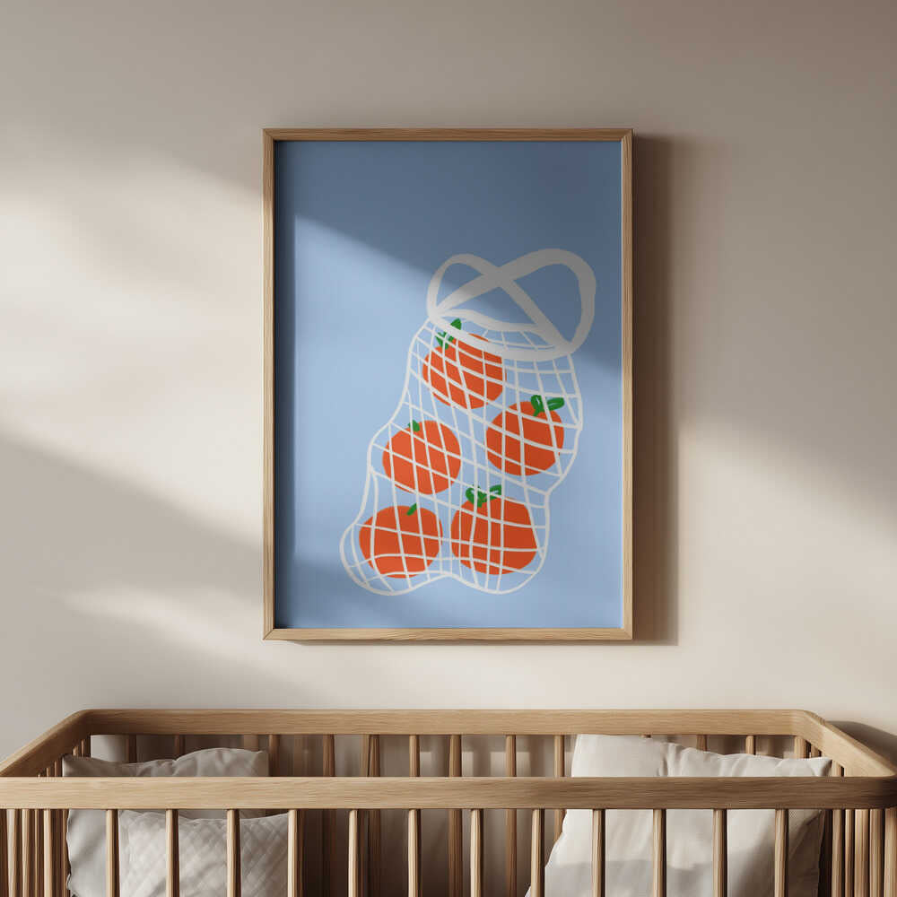Miljöbild av inramad barntavla med tomatillustration placerad ovanför spjälsängen. Skapar en trygg, mjuk och lekfull atmosfär för barnet.