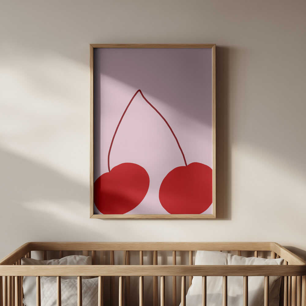 Barntavla med två röda körsbär på rosa bakgrund placerad ovanför spjälsängen och skapar en söt och mjuk atmosfär i rummet.