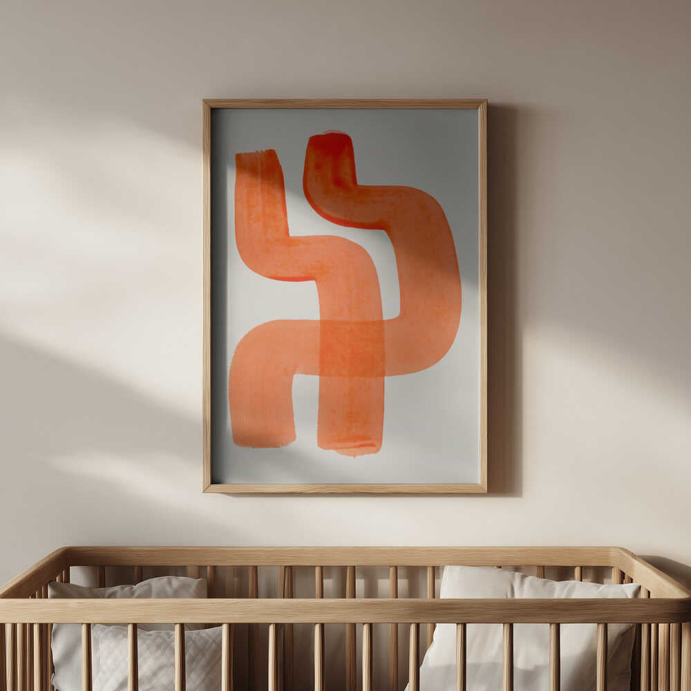 Barntavla med två överlappande orange penseldrag placerad ovanför spjälsängen och bidrar till en lugn men kreativ atmosfär.