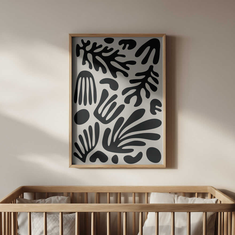 Barntavla med abstrakt motiv i ram, placerad ovanför spjälsängen. En trygg och kreativ detalj i barnrummet.
