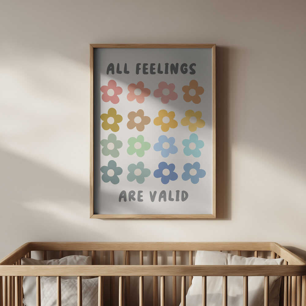 Inramad barntavla med stiliserade blommor och texten "ALL FEELINGS ARE VALID" placerad ovanför spjälsängen. En trygg och kärleksfull detalj för barnets rum.