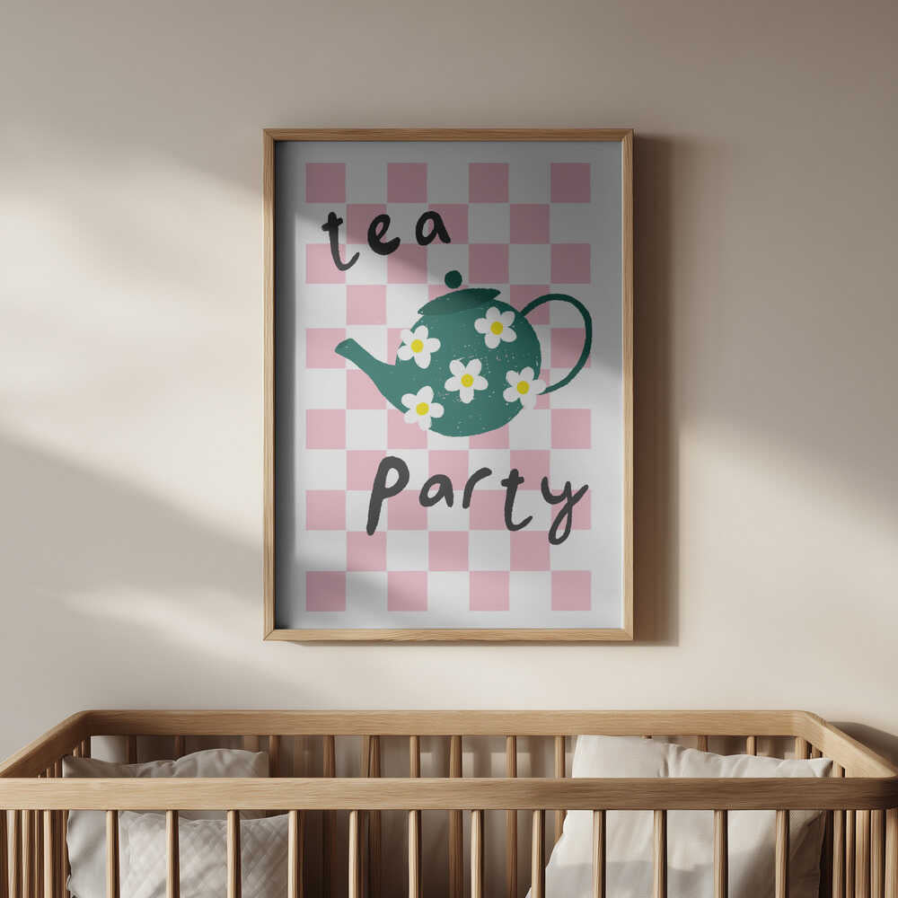 Barntavla med “tea party” och illustrerad tekanna, inramad och hängande ovanför spjälsäng i mjuk och trygg miljö.