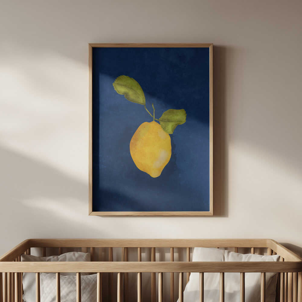 Barntavla med illustrerad citron placerad ovanför spjälsängen i barnrummet. En charmig och trygg väggdekoration.