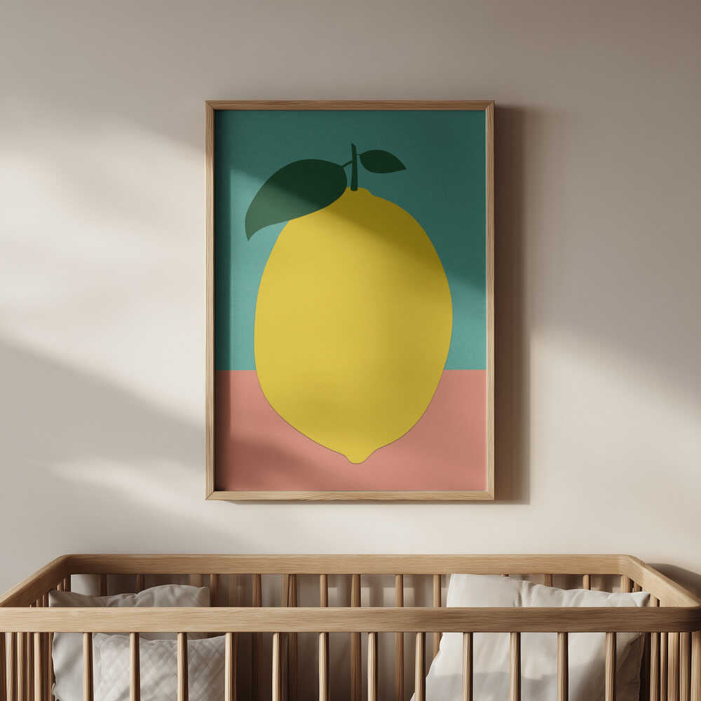Barntavla med stiliserad citron inramad och upphängd ovanför spjälsängen i barnrum. En lugn men färgstark inredningsdetalj för barnets rum.