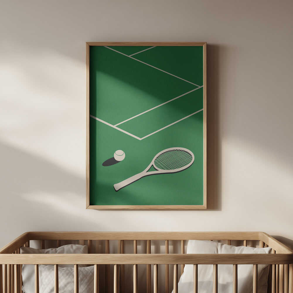 Barntavla med grönt tennismotiv placerad ovanför spjälsängen, vilket skapar en lugn och stilren sportdetalj i barnrummet.
