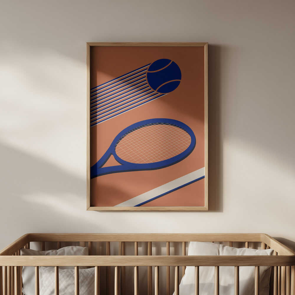 Barntavla med tennisracket och boll placerad ovanför spjälsängen, vilket tillför en modern och inspirerande sportkänsla i barnrummet.