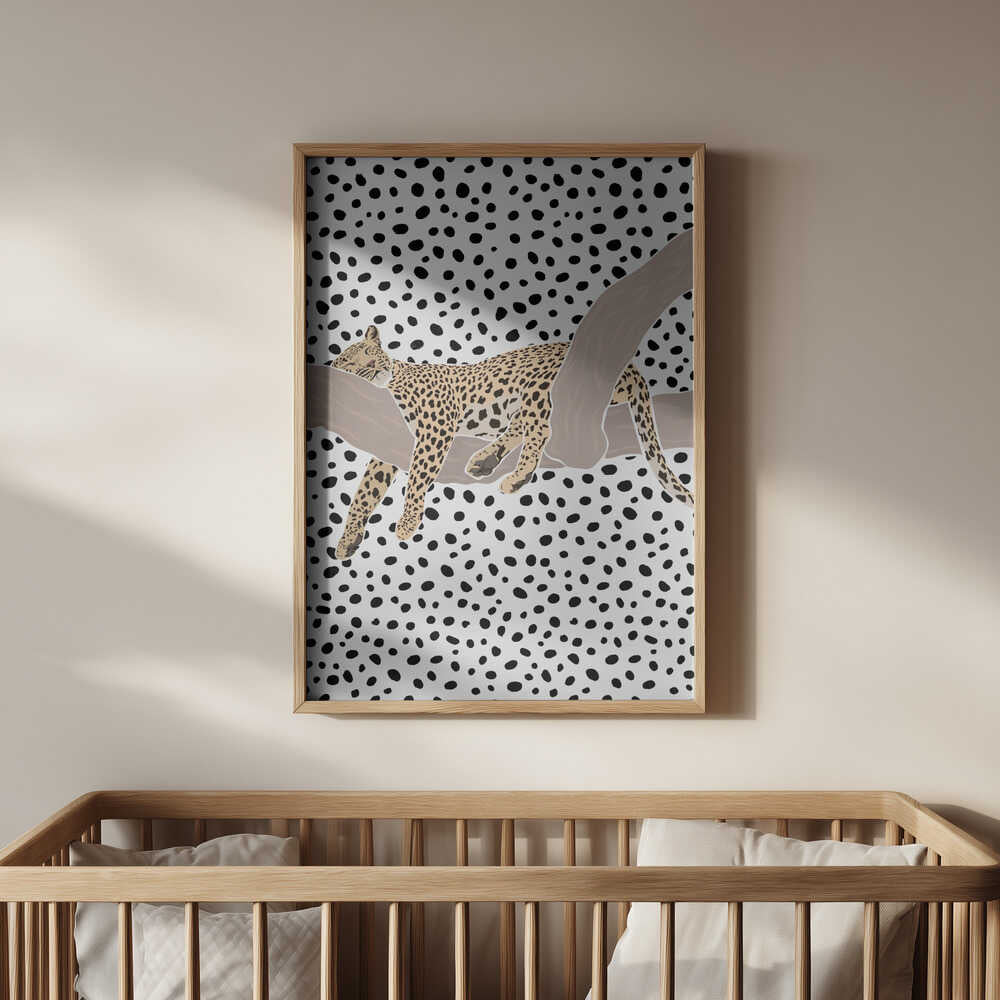 Barntavla med vilande leopard placerad ovanför spjälsängen, vilket ger en mjuk, äventyrlig och trygg känsla i barnrummet.