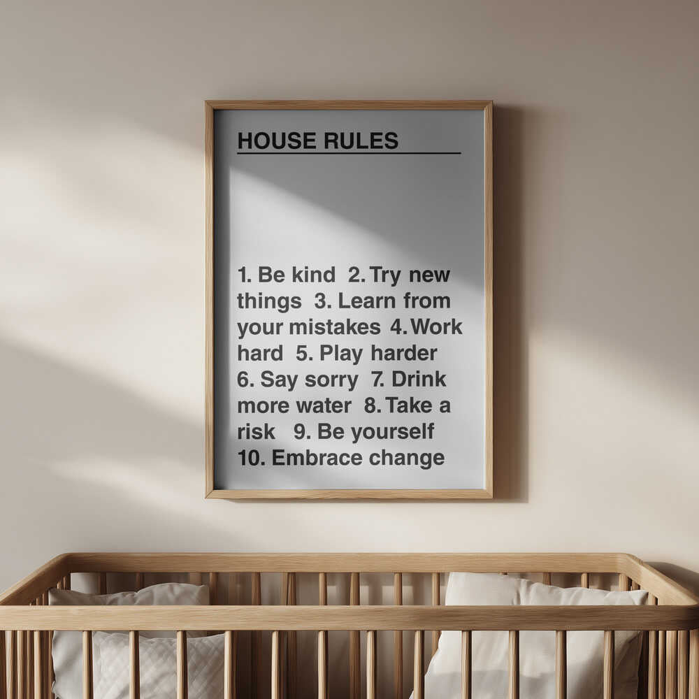 Barntavla med texten "HOUSE RULES" upphängd ovanför spjälsängen.