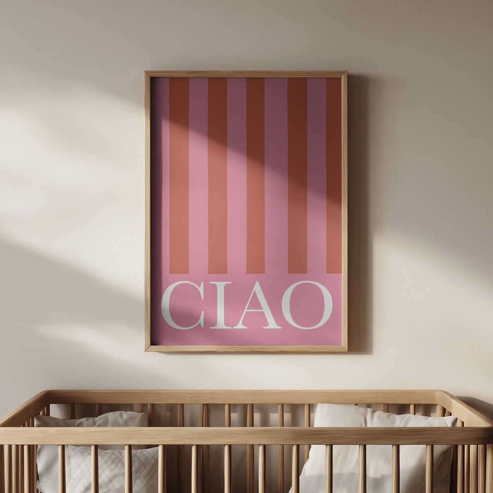 Barntavla med rosa och terrakotta ränder samt texten ”CIAO” placerad ovanför spjälsängen, vilket skapar en modern och lekfull detalj i rummet.