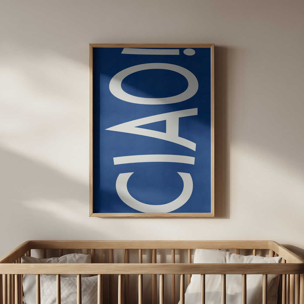 Barntavla med den vita texten ”CIAO!” på blå bakgrund placerad ovanför spjälsängen och skapar en modern, glad atmosfär.