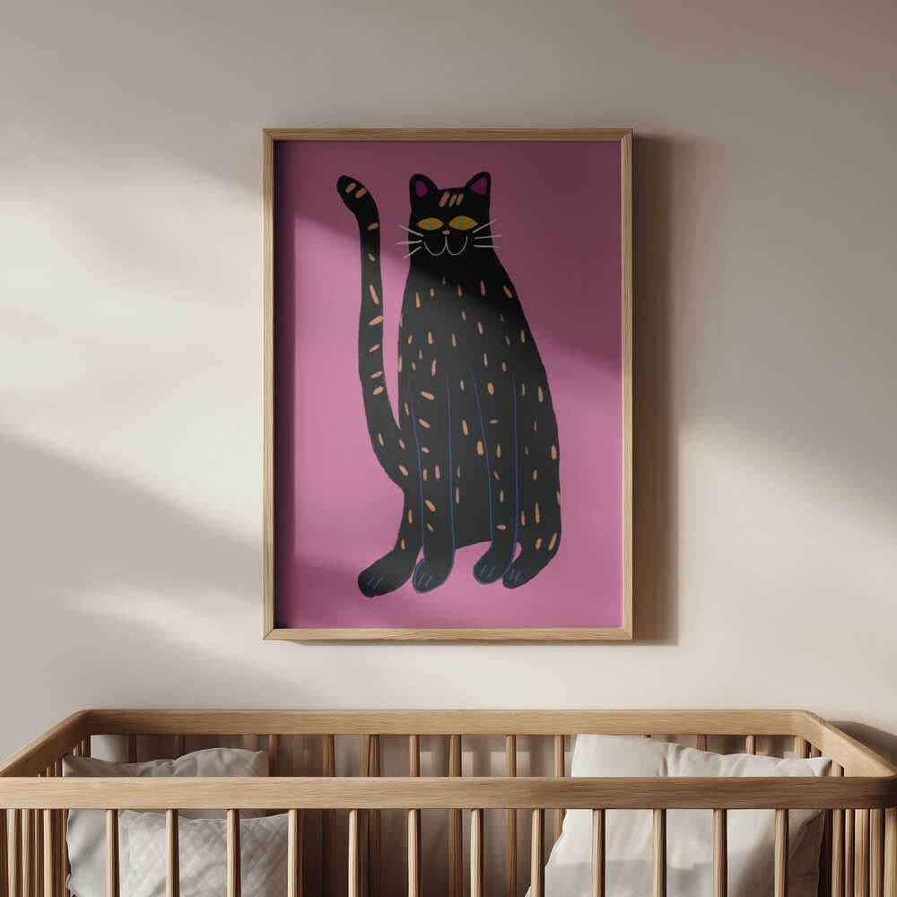 Barntavla med svart katt mot rosa bakgrund placerad ovanför spjälsängen och skapar en charmig och livfull detalj i barnrummet.