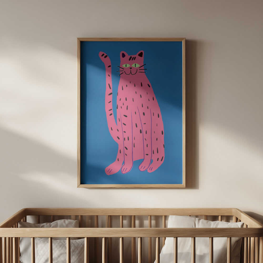 Barntavla med rosa katt mot blå bakgrund placerad ovanför spjälsängen och skapar en charmig och livfull detalj i barnrummet.