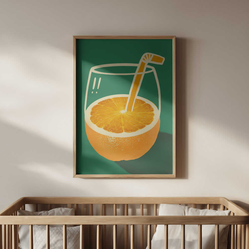 Barntavla med färgstark apelsin och sugrör placerad ovanför spjälsängen, vilket skapar en livlig och inspirerande detalj i barnrummet.