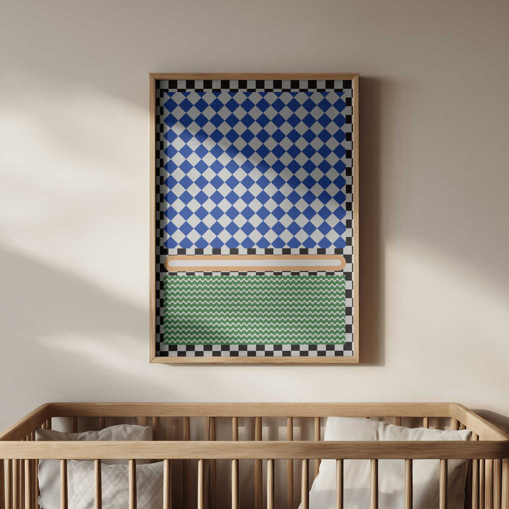 Barntavla med grafiska mönster i blått, grönt och svart placerad ovanför spjälsängen, vilket skapar en rolig och inspirerande detalj i barnrummet.