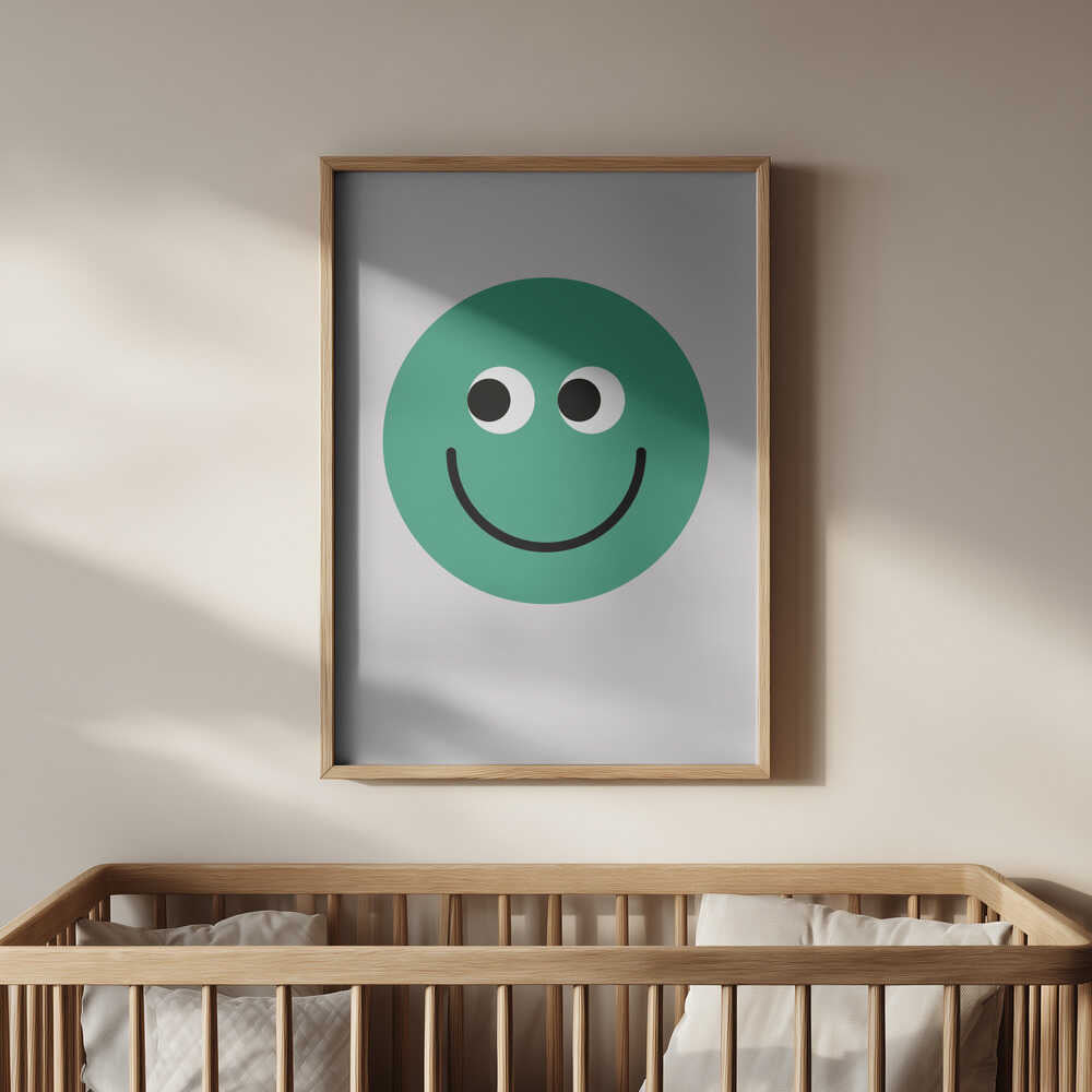 Barntavla med grön smiley placerad ovanför spjälsängen, vilket skapar en positiv och vänlig detalj i barnrummet.