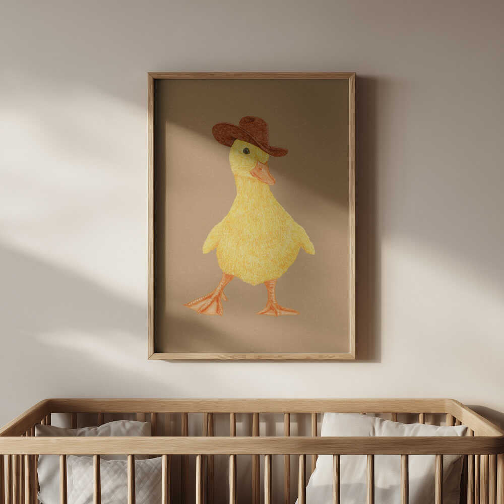 Barntavla med gul cowboy-anka placerad ovanför spjälsängen, som skapar en varm och glad detalj i barnrummet.