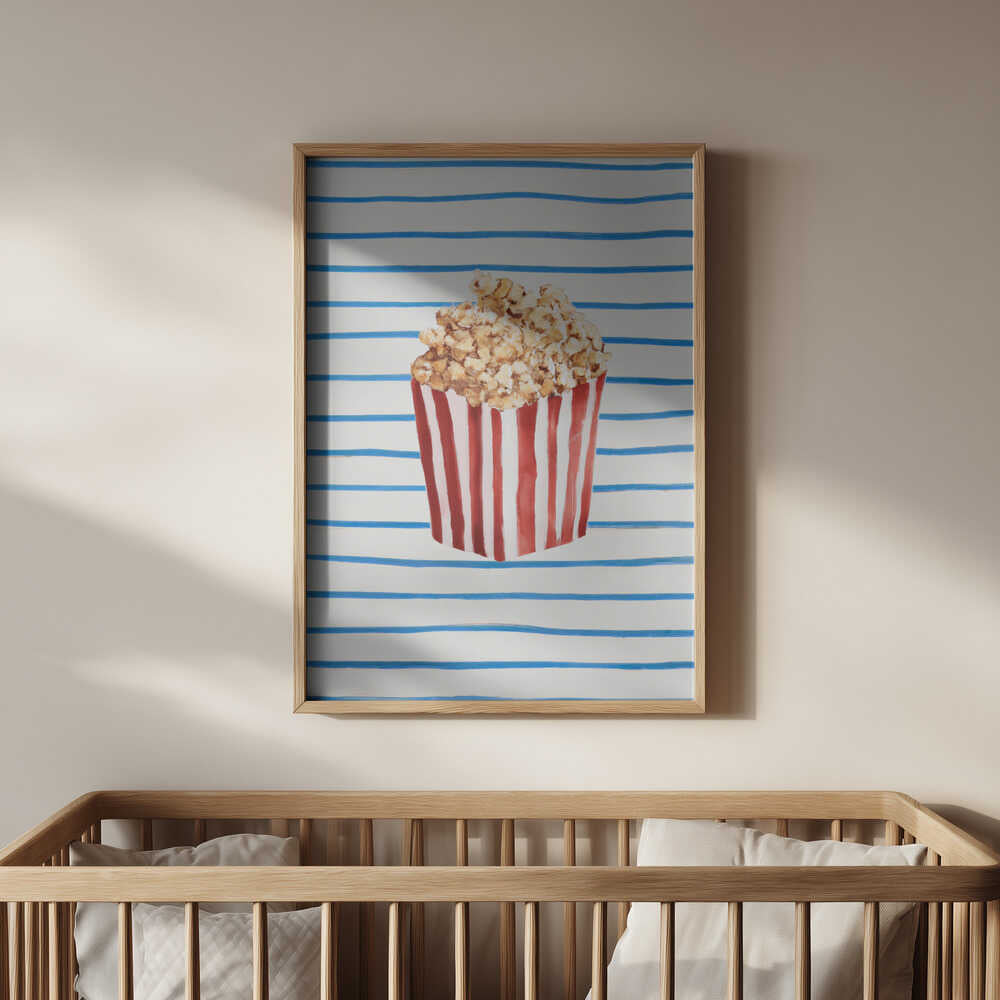 Inramad barntavla med popcornillustration placerad ovanför spjälsängen i barnrummet. En mjuk och lekfull detalj för en trygg och inspirerande miljö.
