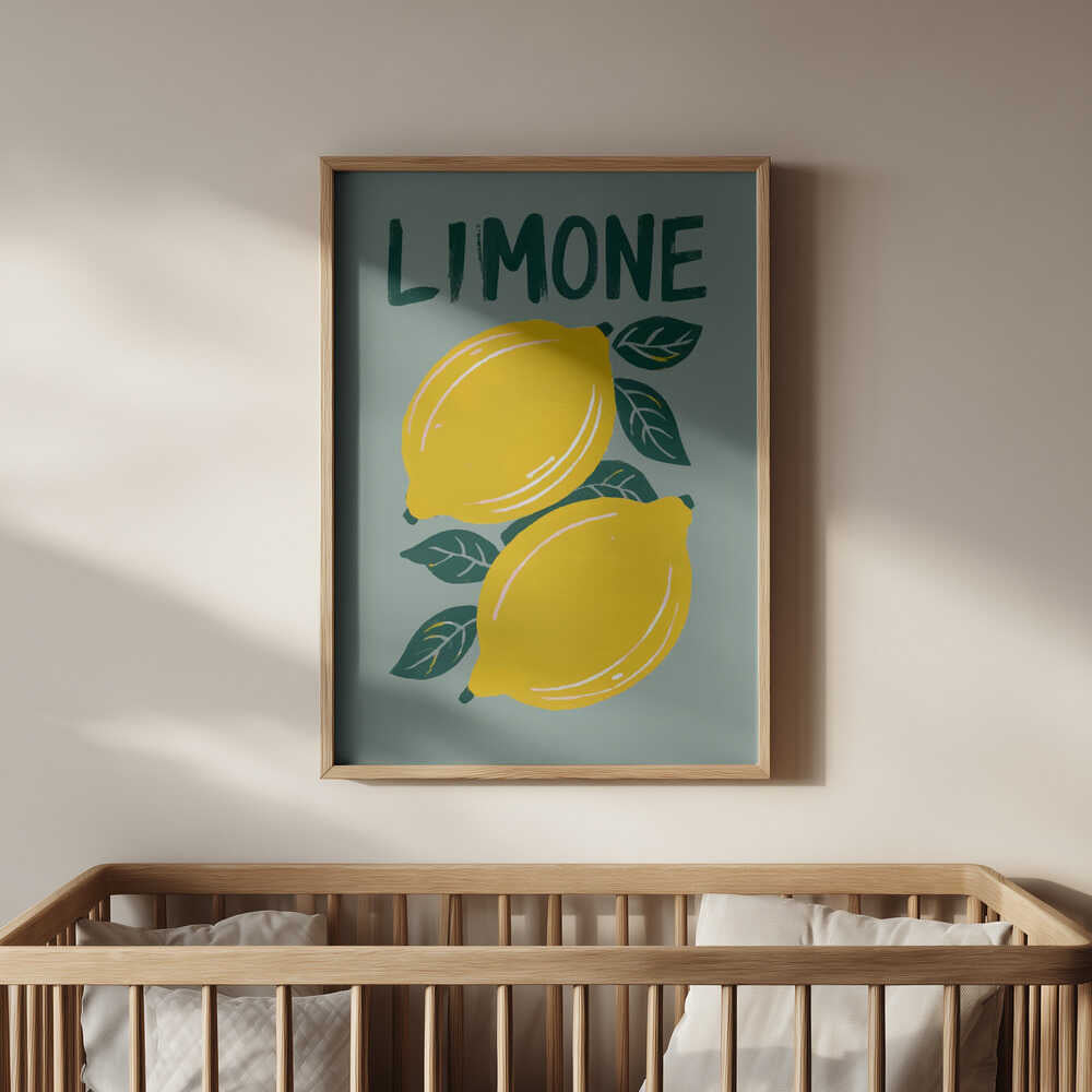 Barntavla med texten "LIMONE" och två citroner, upphängd ovanför en spjälsäng. Ett fräscht och glatt motiv som sprider sommarkänsla i babyrummet.