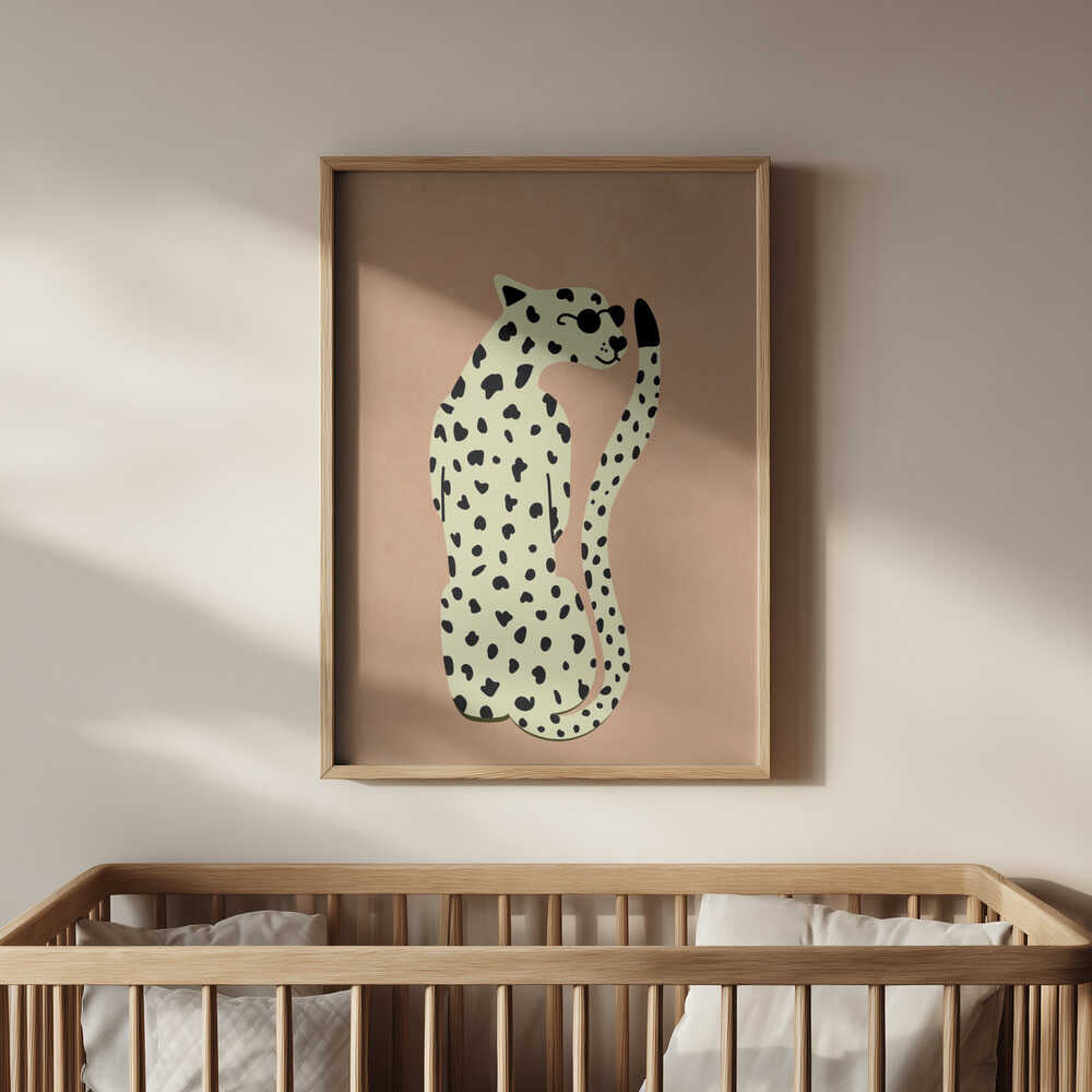 Inramad barnrumstavla med leopard med solglasögon, placerad ovanför spjälsängen. En cool och charmig illustration för barnrummet.