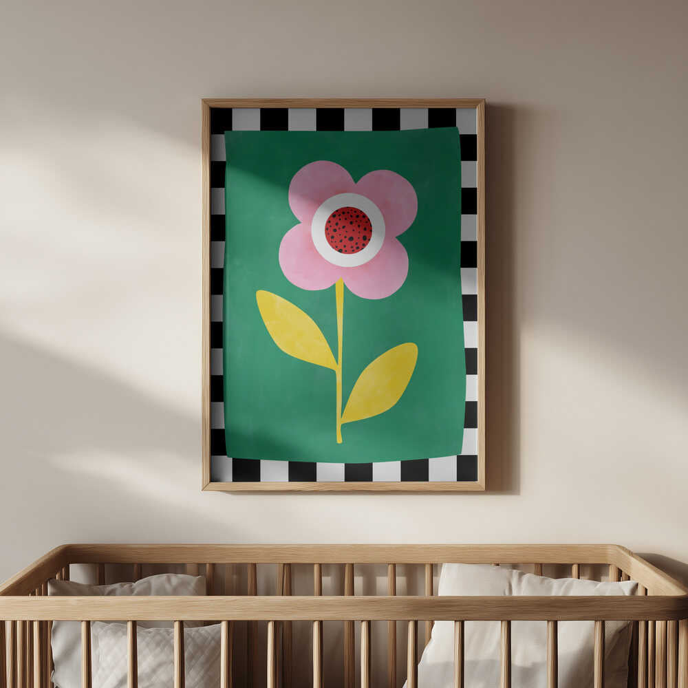 Inramad barnrumstavla med rosa blomma och gula blad mot grön bakgrund, placerad ovanför spjälsängen. En mjuk och färgstark illustration för barnrummet.