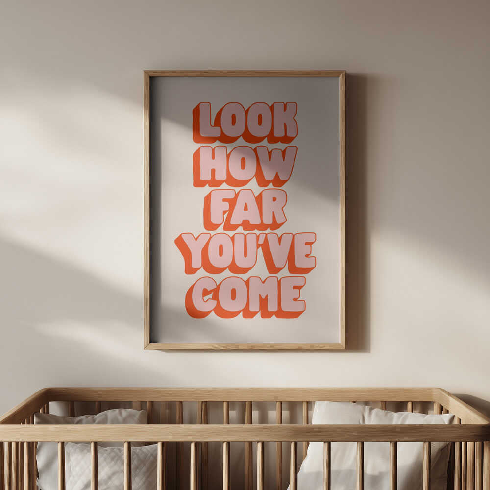 Inramad barnrumstavla med texten "LOOK HOW FAR YOU'VE COME", placerad ovanför spjälsängen. En mjuk och uppmuntrande detalj för barnrummet.