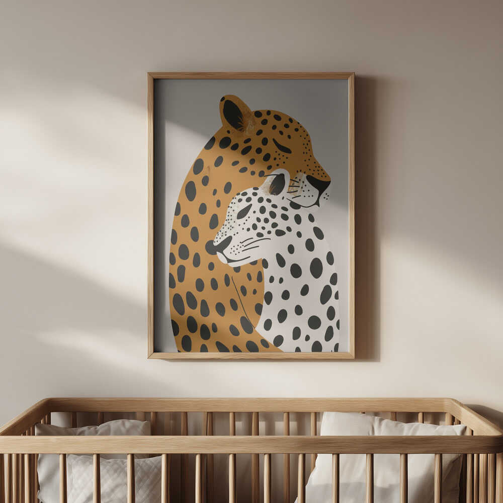 Barntavla med motiv av leoparder, upphängd ovanför en spjälsäng. Motivet förmedlar trygghet och kärlek – perfekt för babyrum.