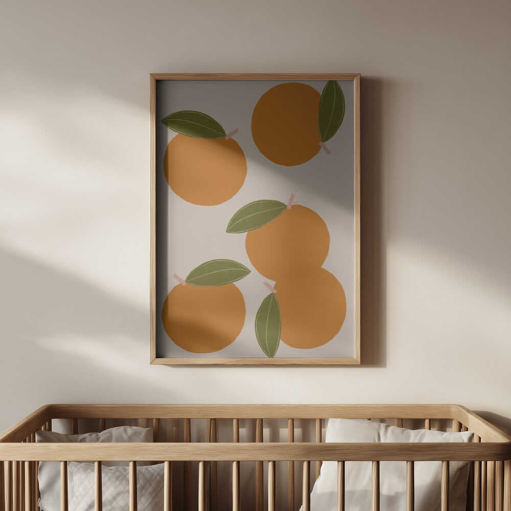 Barntavla med apelsinmotiv placerad ovanför spjälsängen, vilket tillför en varm och mjuk naturinspirerad detalj i barnrummet.