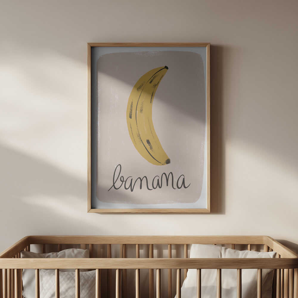 Barntavla med gul banan och handskriven text placerad ovanför spjälsängen, vilket skapar en varm och charmig detalj i barnrummet.