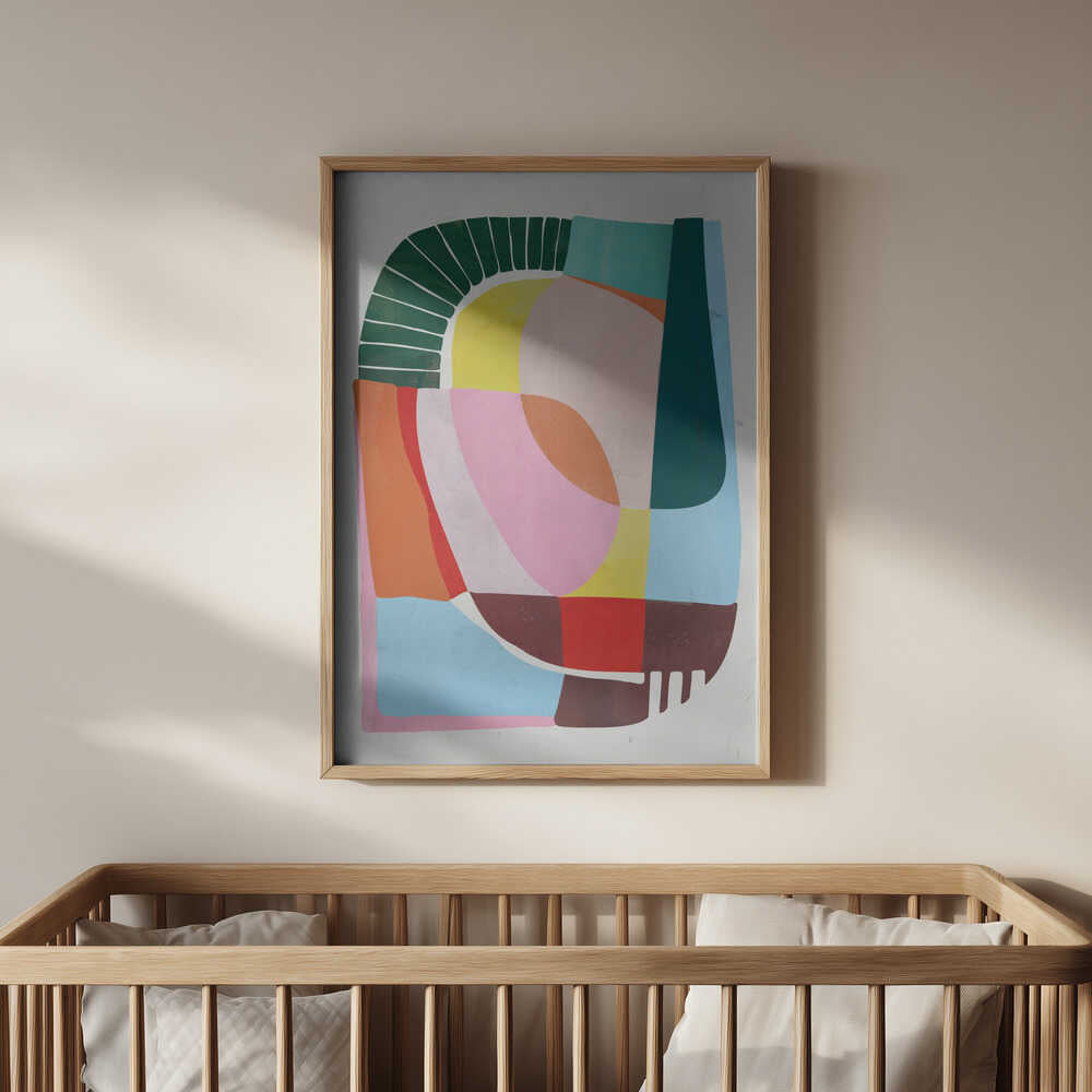 Inramad barnrumstavla med lekfulla abstrakta färgfält, placerad ovanför spjälsängen. En mjuk och inspirerande illustration för barnrummet.