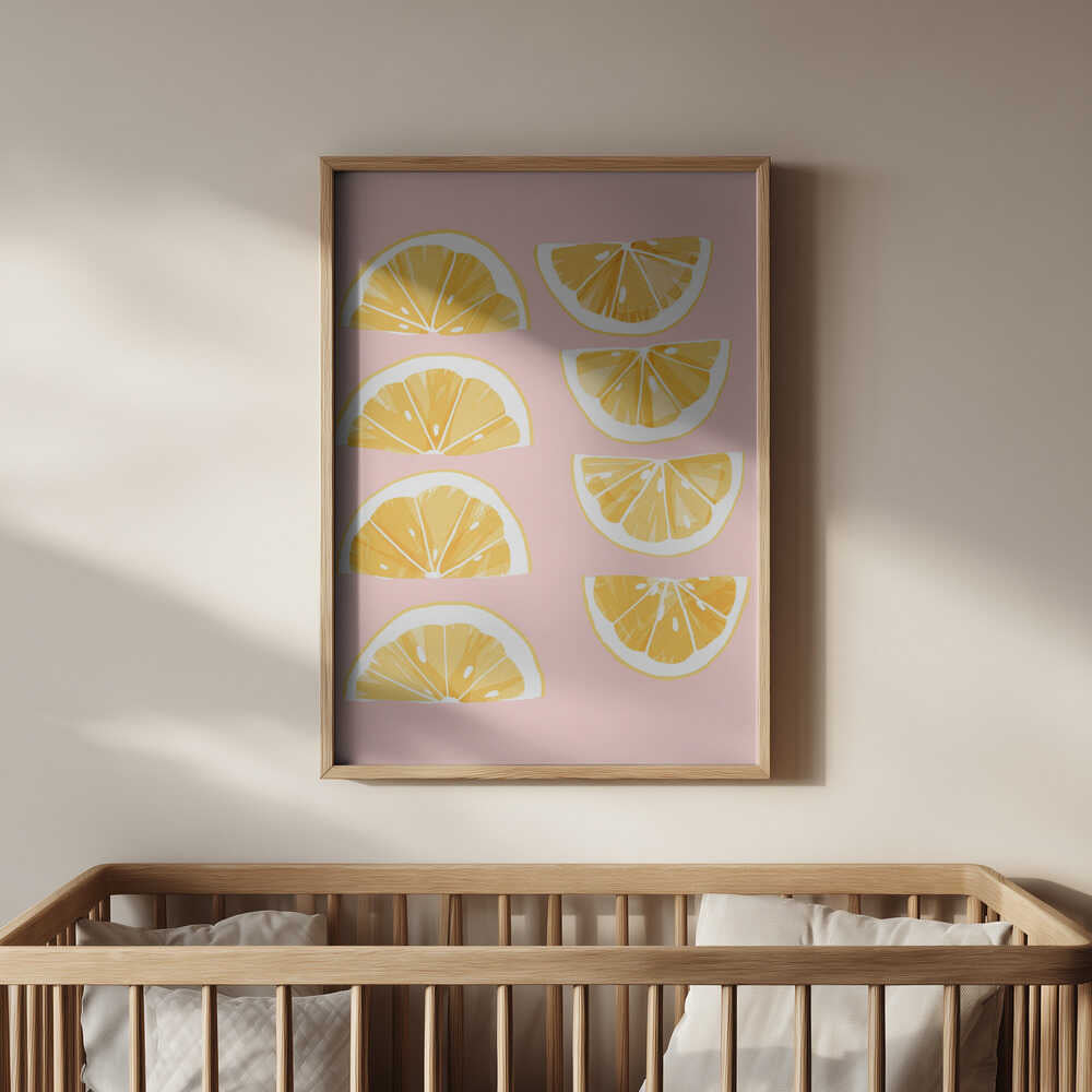 Inramad barnrumstavla med citronskivor på rosa bakgrund, placerad ovanför spjälsängen. En glad och mjuk dekoration för barnrummet.