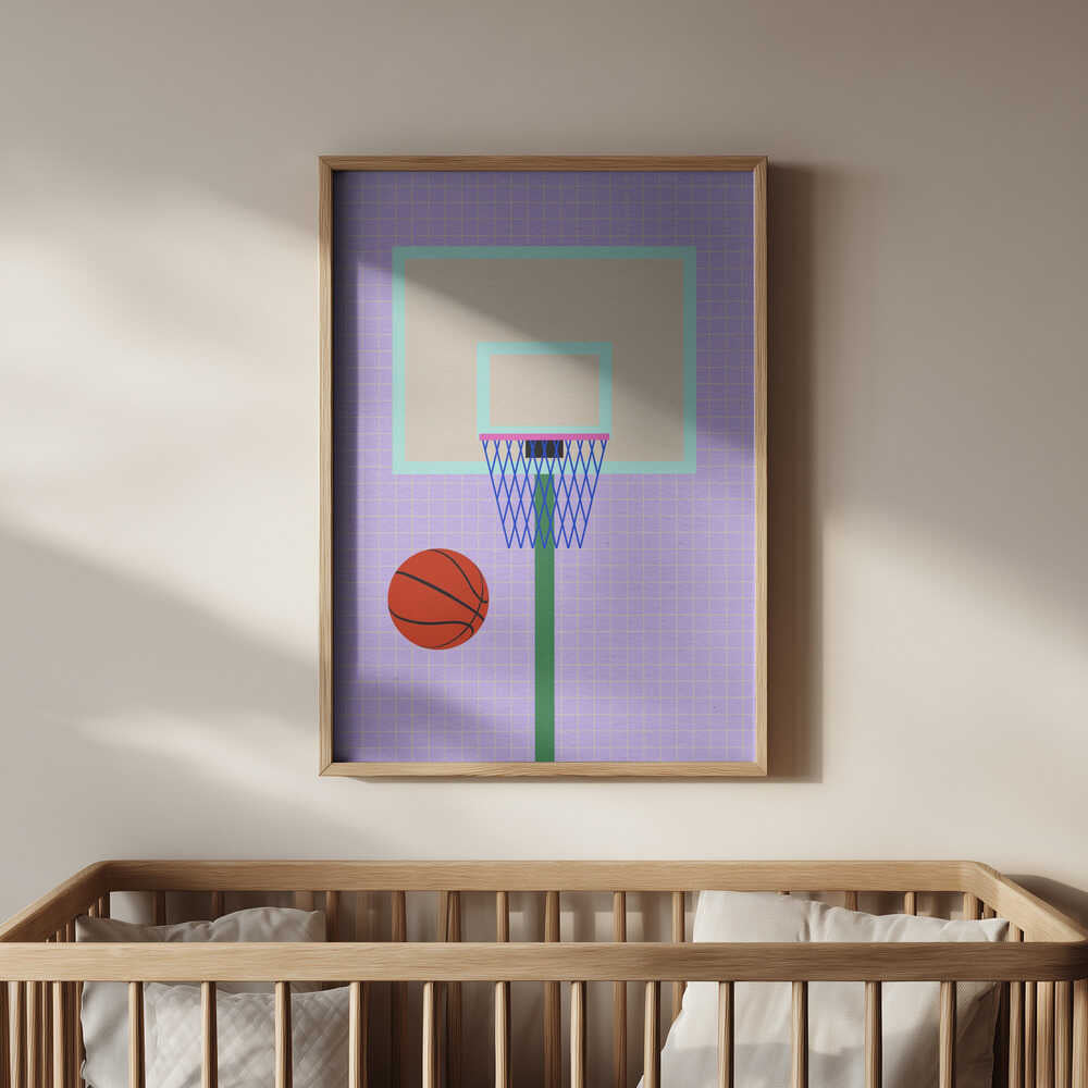 Barntavla med färgstark basketkorg placerad ovanför spjälsängen, vilket skapar en sportig och inspirerande detalj i barnrummet.