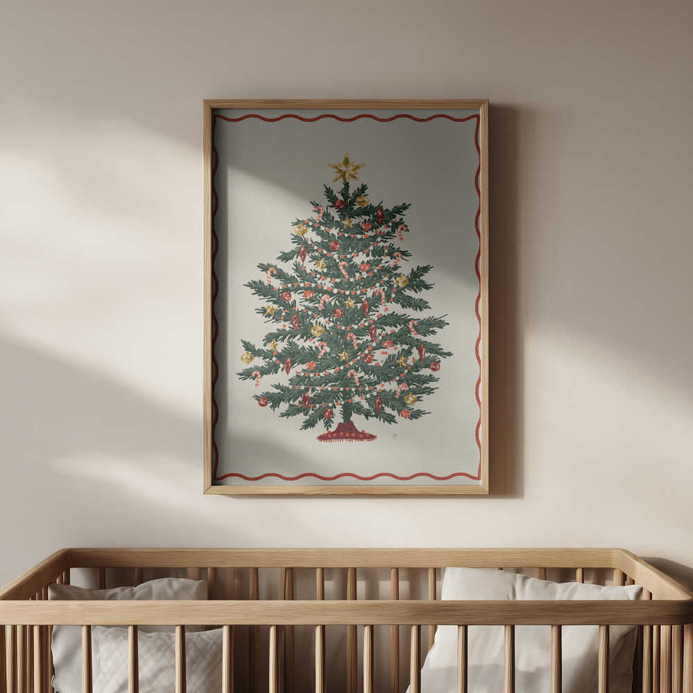 Barntavla med en klassisk julgran, placerad ovanför spjälsängen för att skapa en trygg och stämningsfull vinterkänsla.