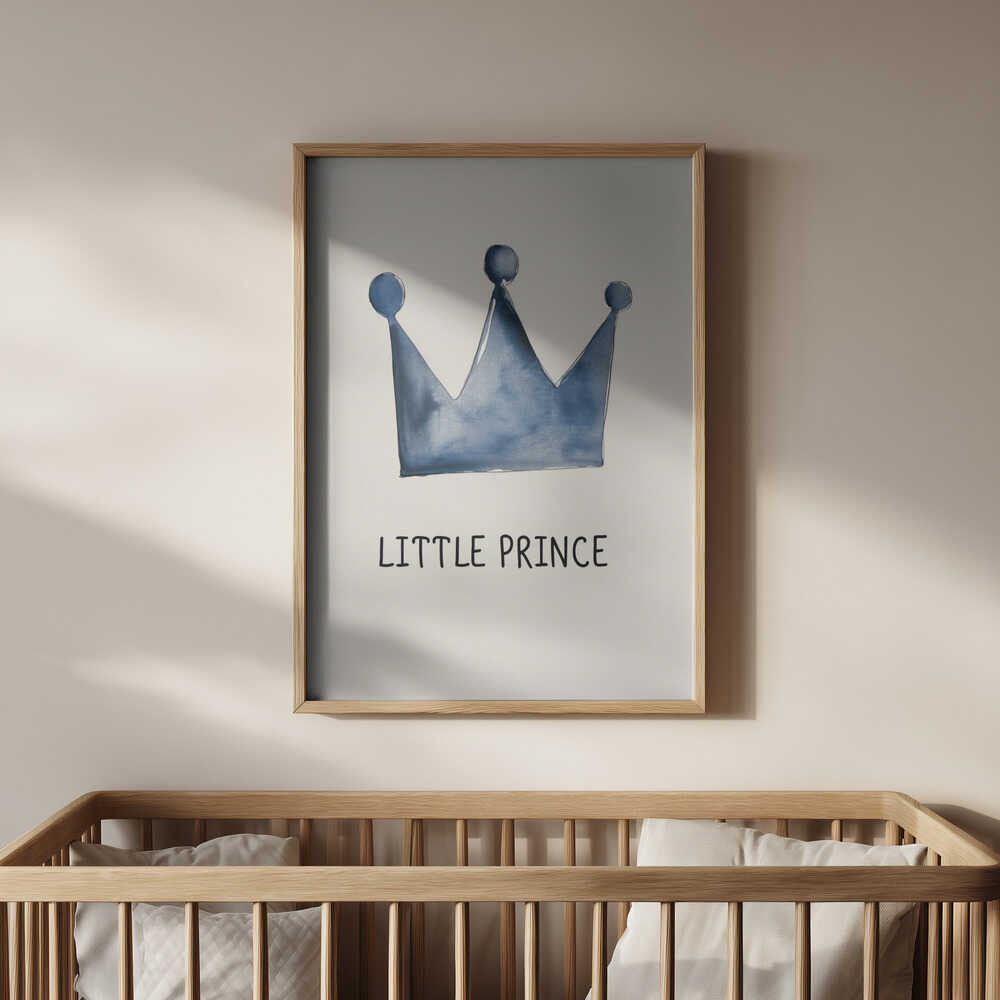 Inramad barntavla med blå krona och texten "Little Prince", placerad ovanför spjälsängen för en trygg, mjuk och kärleksfull atmosfär.