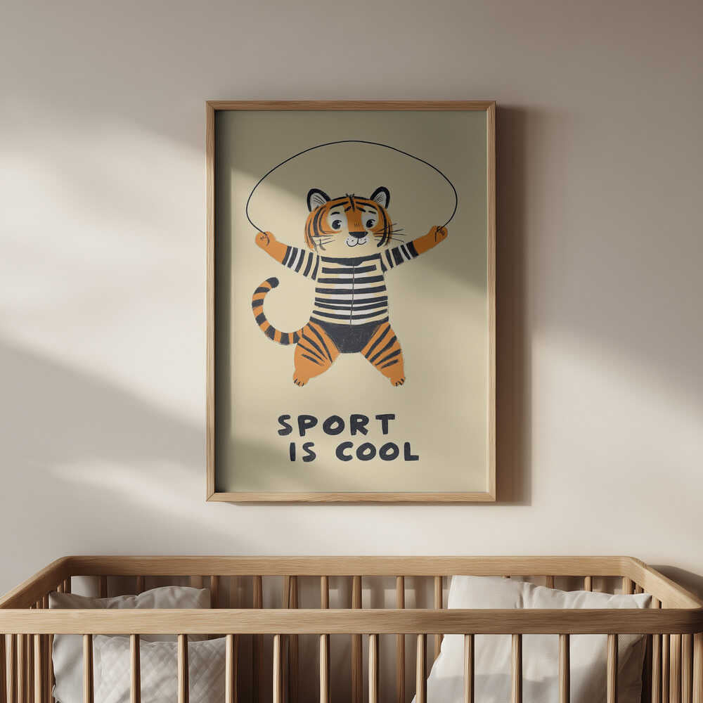 Inramad barntavla med hopprepande tiger och texten "Sport is cool", placerad ovanför spjälsängen för en mjuk, rolig och uppmuntrande atmosfär.