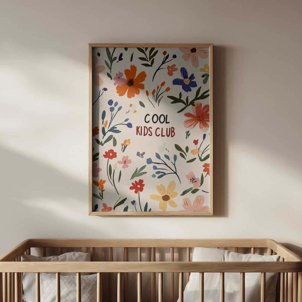 Inramad barntavla med sprudlande blommor och texten "Cool Kids Club", placerad ovanför spjälsängen för en varm och inspirerande stämning.
