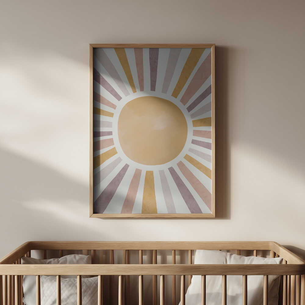 Inramad barntavla med en mjukt illustrerad sol i pastellfärger, placerad ovanför spjälsängen och skapar en trygg och varm sovmiljö.