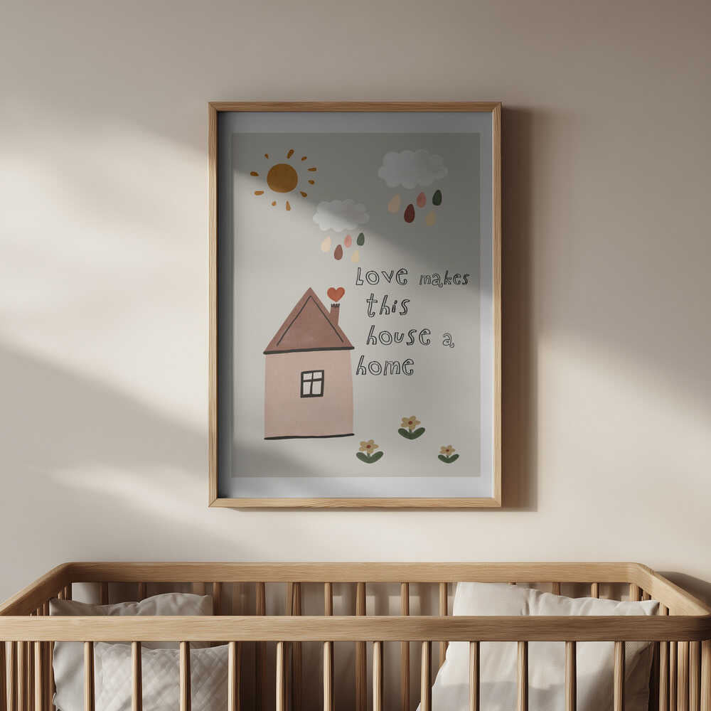 Inramad barntavla med sol, moln och ett litet hus, placerad ovanför spjälsängen. Texten “love makes this house a home” skapar en mjuk och omfamnande stämning.